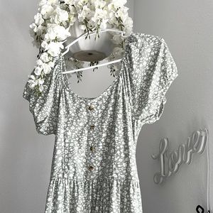 This gorgeous green and white dress is super perfect for the summer! Great price